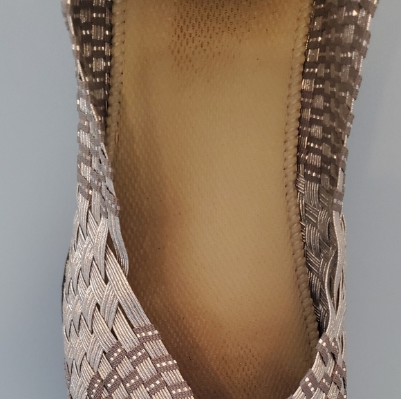 EUC Silver Metallic Mesh Stretchy Ballet Flat Sz 10 Very Comfortable - Picture 6 of 9
